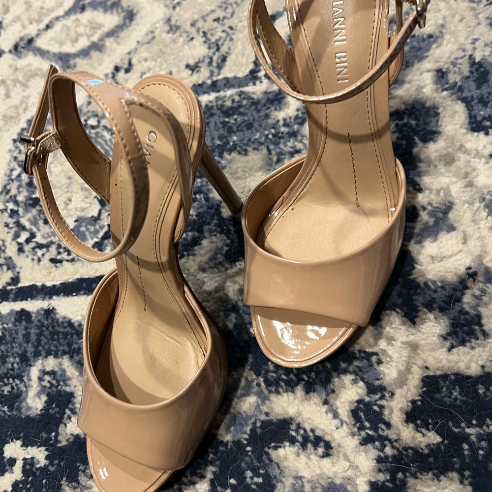 Size 6 Gianni Bini Nude Heels